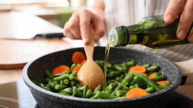 
                    Saiba o que acontece à sua pressão arterial quando cozinha com azeite
                