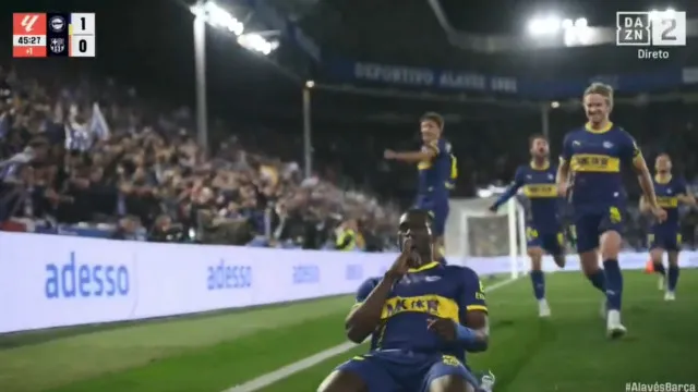 
                    Diabaté marca ao Barcelona para manter Alavés 'vivo' e festejo já é viral
                