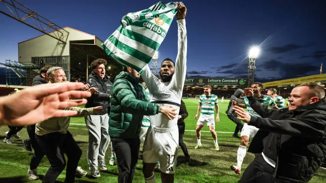 Celtic vence nos descontos e decide título com o Hearts na última jornada