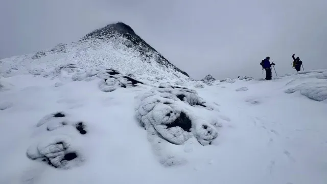 
                    Neve pinta de branco montanha do Pico em pleno maio. Eis as imagens
                