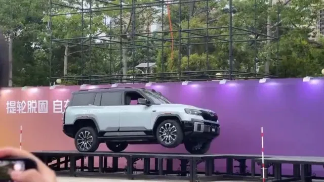 
                    Novos SUV chineses podem andar em três rodas. Veja com os seus olhos
                