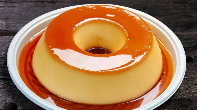 
                    Este pudim de leite condensado leva apenas 5 ingredientes. Eis a receita
                