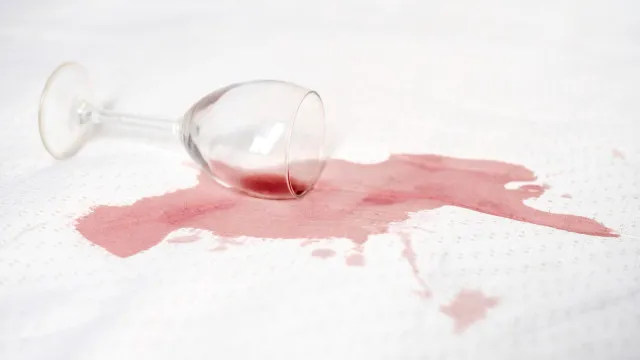 
                    Nódoas de vinho tinto removem-se com vinho branco? Como funciona o truque
                