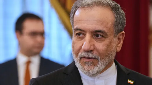 MNE iraniano descreve EUA como "império em declínio" que age por desespero