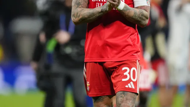 Otamendi já terá comunicado decisão sobre futuro no Benfica a Rui Costa