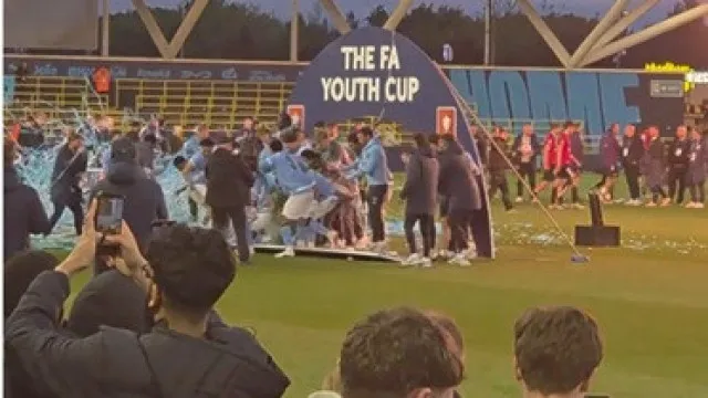 
                    Caos na final da FA Youth Cup. Festa rija do Man. City fez desabar pódio
                