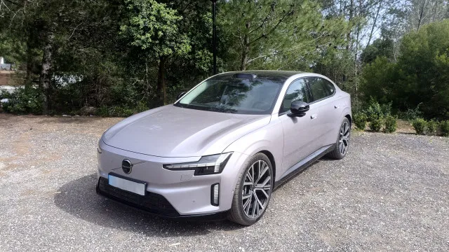 
                    Testámos o Volvo ES90: Berlina de 5 metros com algo de SUV e fastback
                