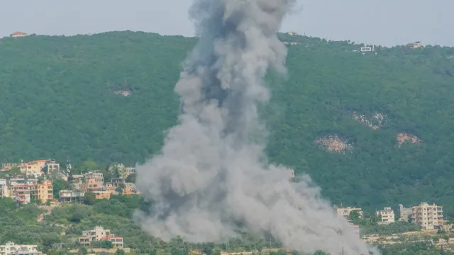
                    Israel emite alertas para evacuação de cinco aldeias no Líbano
                