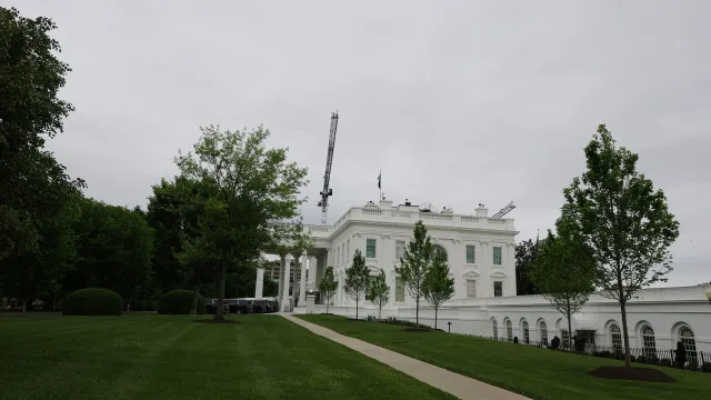 
                    Trump quer inaugurar polémico salão de baile na Casa Branca em 2028
                