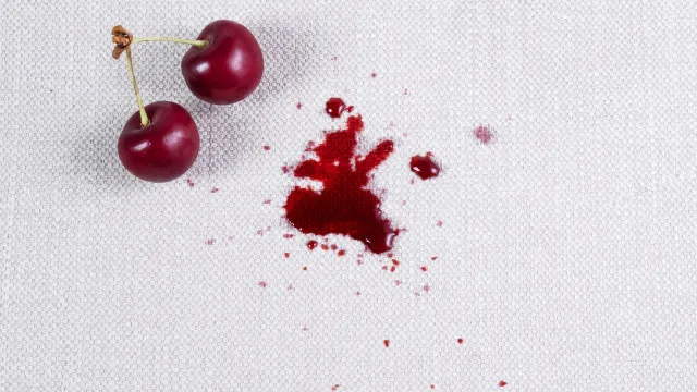 
                    Como remover nódoas de cereja da roupa em poucos minutos
                