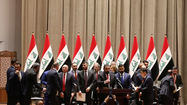 
                    Novo governo iraquiano celebrado em Bagdade com tiros de artilharia
                