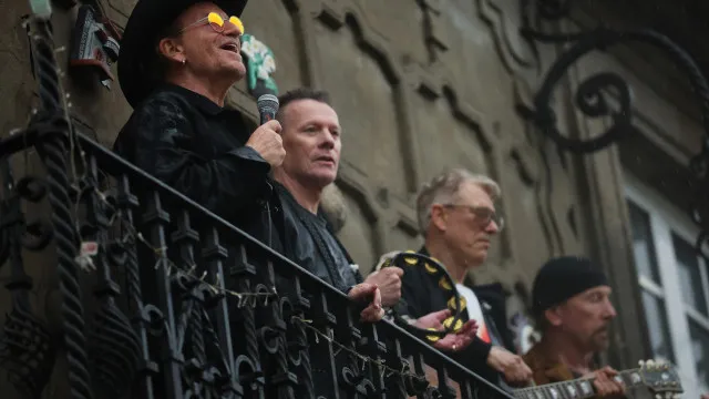 
                    U2 dão concertos surpresa em Dublin para celebrar os 50 anos da banda
                