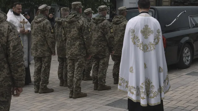 
                    Rússia devolve mais 528 corpos a Kyiv: 