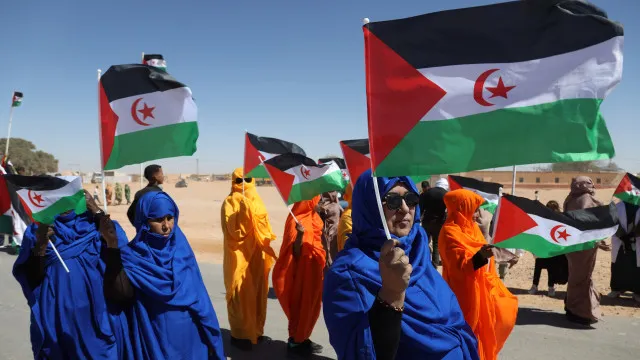 
                    Sarauís arriscam cair no esquecimento 50 anos após chegada a Tindouf
                