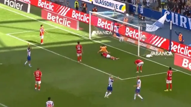 
                    Sidney Lima fez o que não devia e colocou assim o FC Porto a vencer
                