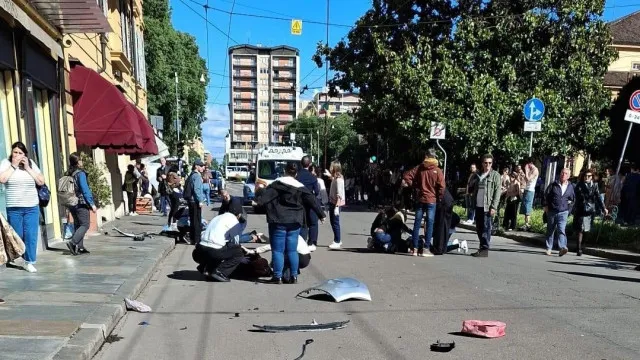 Homem atropela e esfaqueia transeuntes em Itália. Há pelo menos 8 feridos