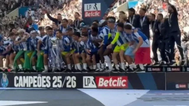 O momento em que Diogo Costa ergue a taça de campeão do FC Porto