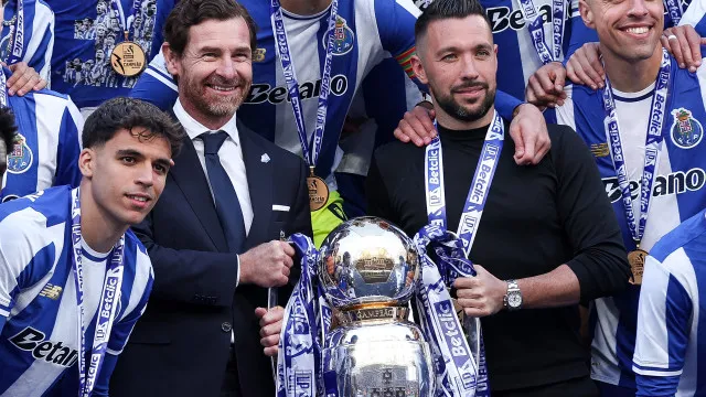 FC Porto campeão? Saiba como pode 'tirar' fotografia com troféu e Farioli