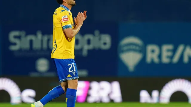 
                    Pizzi conclui carreira com guarda de honra e homenagem no fim do jogo
                