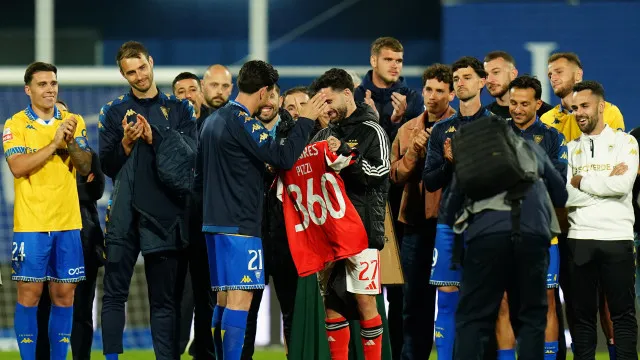 
                    Pizzi conclui carreira com guarda de honra e homenagem no fim do jogo
                