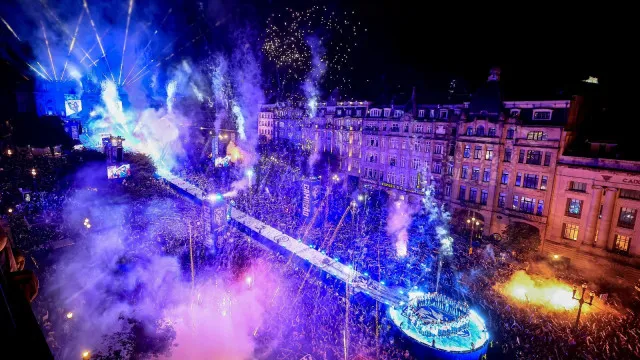 Emoção ao rubro. As melhores imagens do desfile do FC Porto nos Aliados