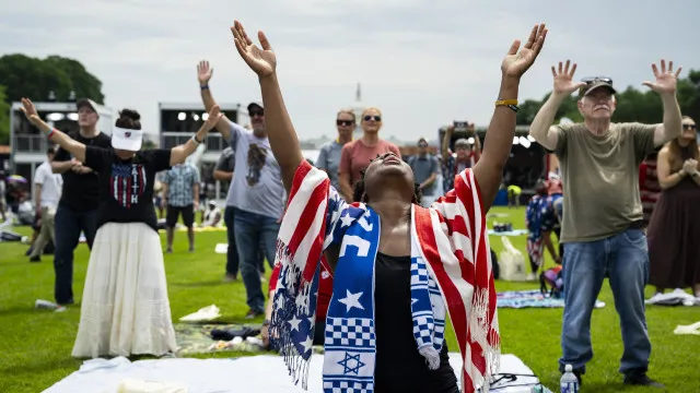 
                    Milhares de pessoas acorrem a celebração cristã em Washington
                