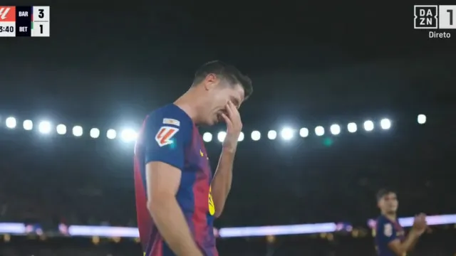 
                    Emoção na despedida. Foi assim o adeus emotivo de Camp Nou a Lewandowski
                