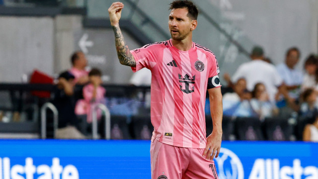 Messi tem inflamação na coxa e pode perder amistosos da seleção, diz jornal