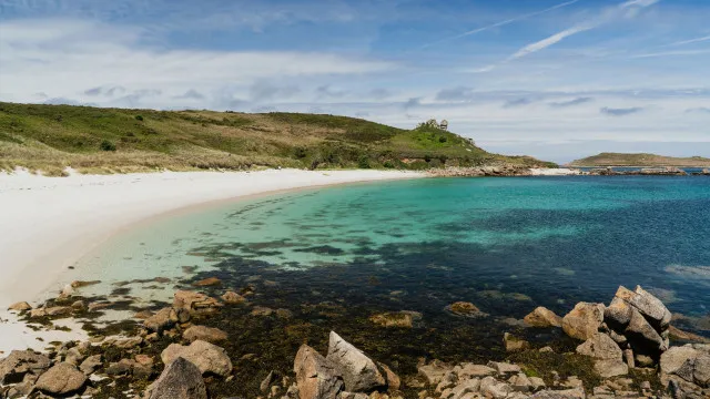 
                    Verão à inglesa? Eis a ilha que tem de conhecer para fugir às multidões
                