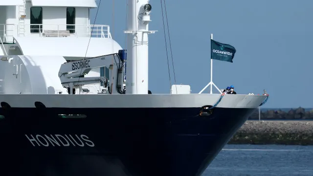 
                    Navio Hondius já chegou a Roterdão, o destino final. O que se segue?
                