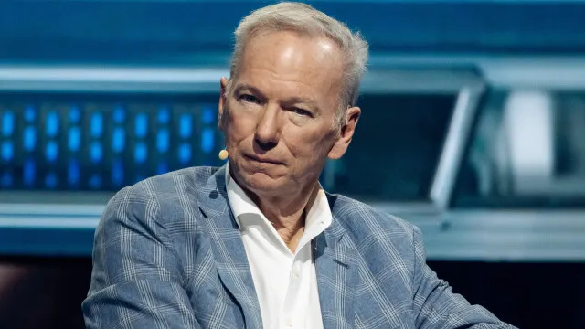 Ex-CEO da Google é vaiado por estudantes com discurso sobre IA