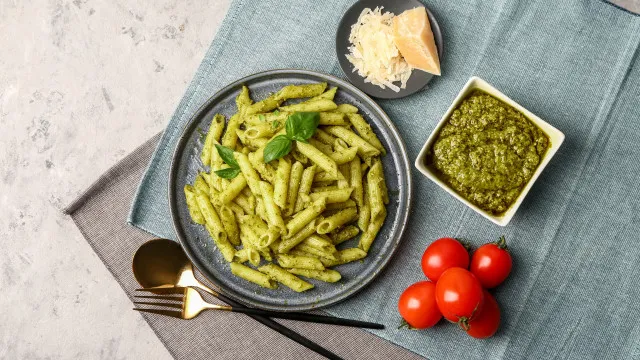 
                    Chef Carlos Afonso ensina a fazer uma salada de penne com pesto caseiro
                