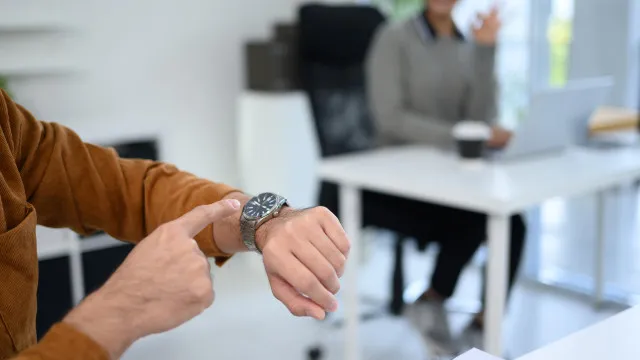 
                    Governo quer jornada de trabalho contínua para pais e avós: Como?
                