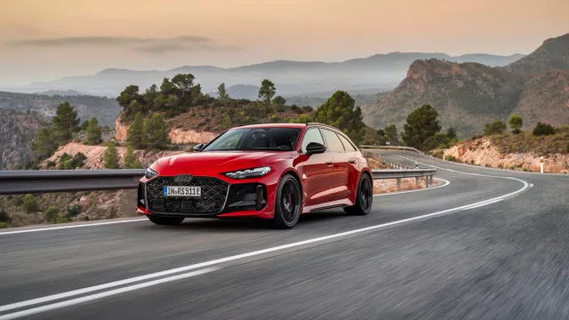 
                    Primeiro híbrido de alto desempenho Audi Sport chega a Portugal. O preço
                
