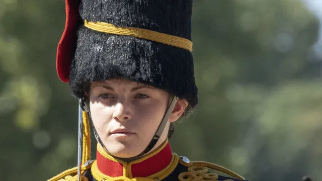 
                    Quem é a soldado que morreu após cair de cavalo no Palácio de Buckingham?
                