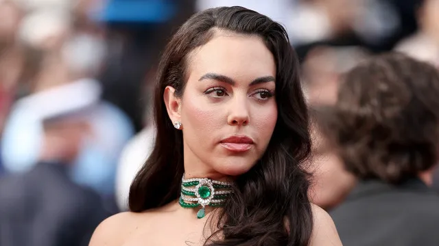 
                    Após críticas ao corpo, Georgina dá tudo no treino... com 140kg em pesos
                