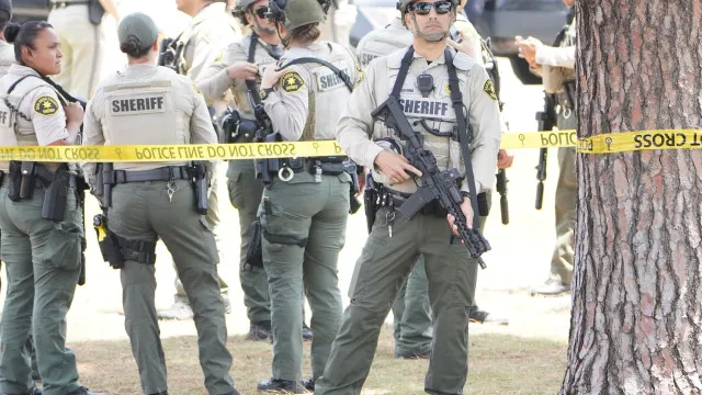 
                    Polícia e multidão em alerta: As imagens após tiroteio em San Diego
                