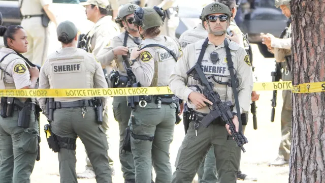 
                    Polícia e multidão em alerta: As imagens após tiroteio em San Diego
                