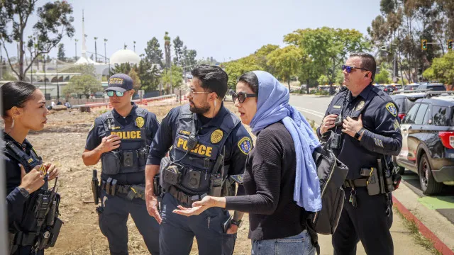 
                    Diversas armas apreendidas em casas de suspeitos de ataque em San Diego
                