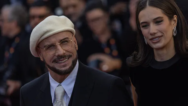 
                    John Travolta e filha em Cannes. Há 30 anos estava junto de Kelly Preston
                