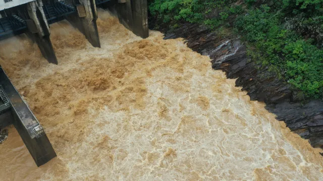 
                    Sete mortos em mina ilegal inundada pelas chuvas no sudoeste da China
                