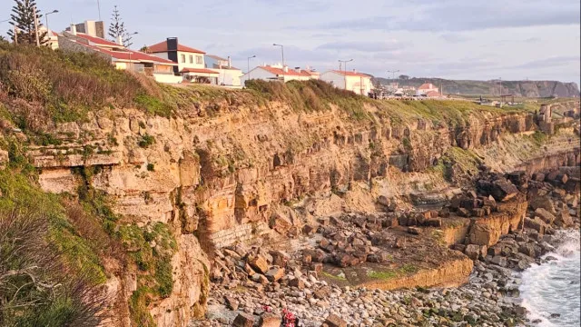 
                    Pescador lúdico encontrado morto na praia das Maçãs, em Sintra
                