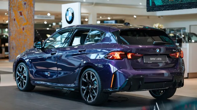 
                    BMW Série 1 entra na era elétrica com tração traseira em 2028
                