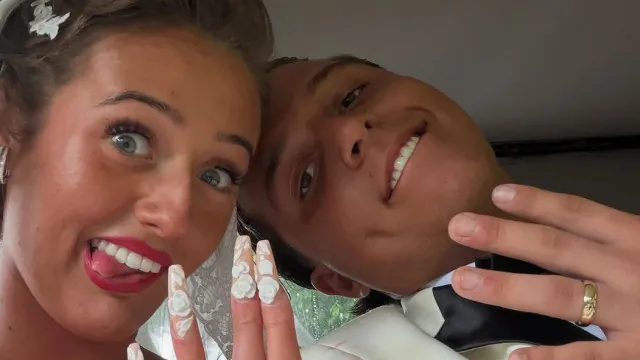 
                    Aos 16 anos, filha de Tyson Fury casa-se e troca luxos por casa móvel
                