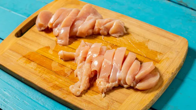 
                    A maneira correta (e segura) de limpar a tábua depois de cortar frango
                