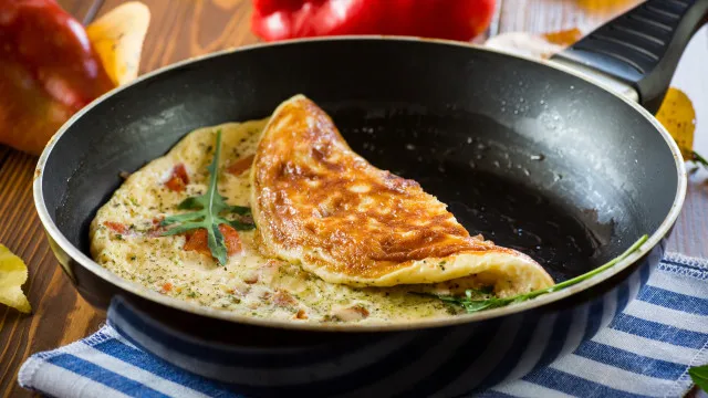 
                    O truque que deixa a omelete mais saborosa e mais fácil de virar
                