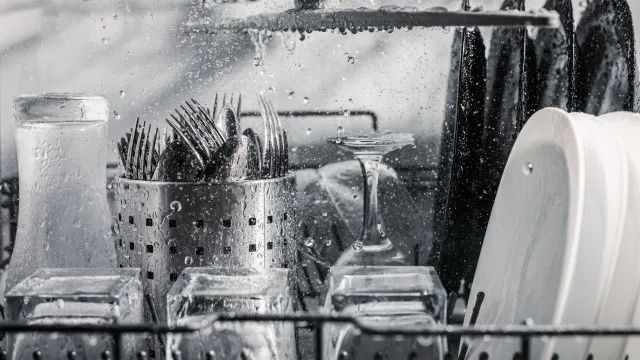 
                    Copos ficam com água após ciclo na máquina de lavar loiça? Como resolver
                