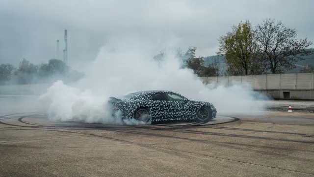 
                    Piloto da Mercedes na F1 guiou CEO no novo Mercedes-AMG GT Coupé
                