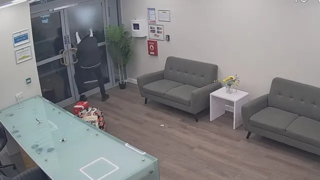 
                    Rouba alojamento estudantil e fica preso... por não saber abrir a porta
                