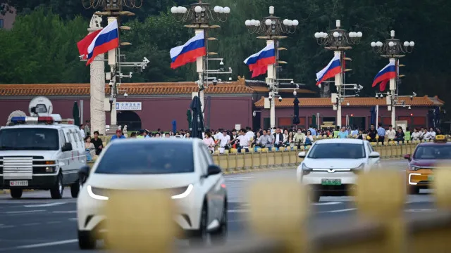 
                    Vladimir Putin chega a Pequim para reunir com Xi Jinping. As imagens
                